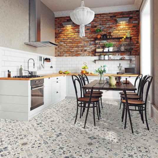 Ambiance chaleureuse et brute valorisée par le Sol Vinyle Relief 3D – Carreaux de ciment Capucine crème