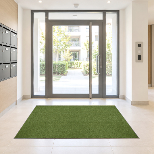 Tapis sur mesure Paillasson Brosse Coco 23 mm - Vert Pomme, tapis d'entrée rectangulaire apportant une note végétale à un hall contemporain aux grandes portes vitrées