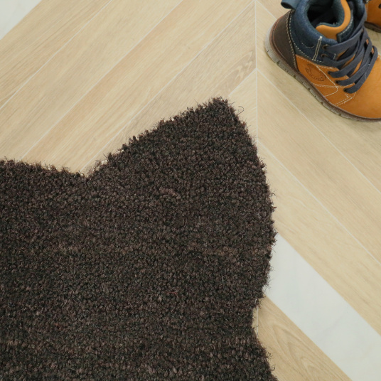 Gros plan sur le paillasson coco Chat Miaou brun, fibres naturelles résistantes