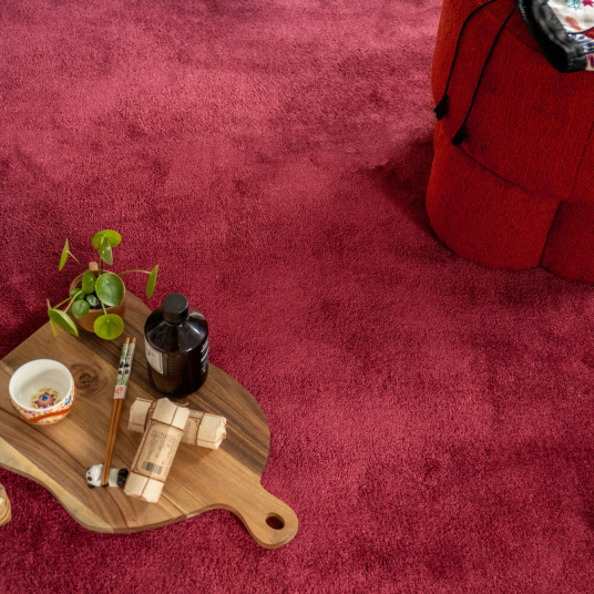 Moquette ultra douce Pulse rouge grenat, tapis épais avec plateau bois et objets déco