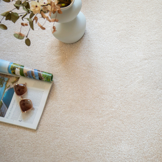 Vue lifestyle sur la moquette Select Écru – confort et style naturel