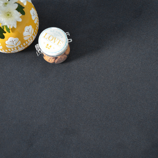 Moquette velours Loft Noir, revêtement intérieur noir intense et confortable