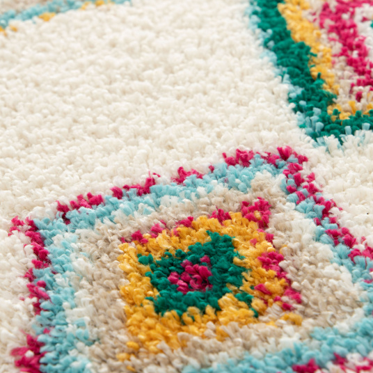 Zoom sur le tapis motif berbère à franges Héritage du désert multicolore, détails des formes et couleurs