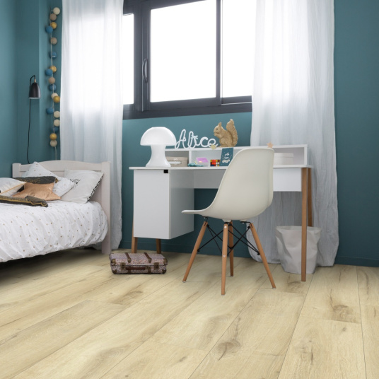 Lame vinyle à clipser Gerflor Creation 40 rigid acoustic Cedar Pure en chambre lumineuse, esprit cosy