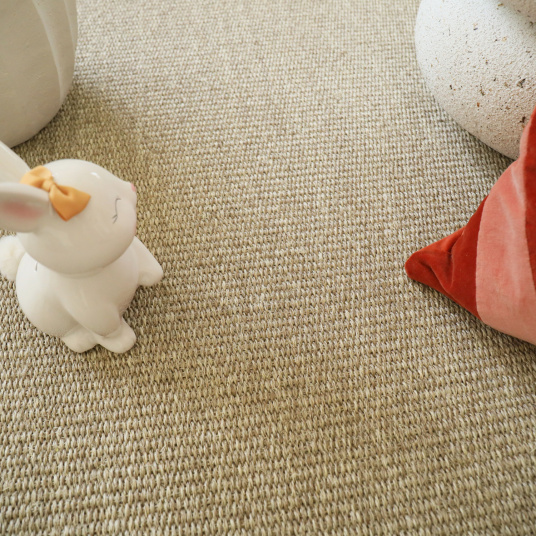 Moquette en sisal haut de gamme Terralys Chanvre avec coussin terracotta et lapin blanc