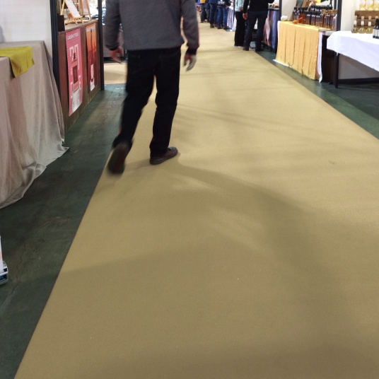 Moquette Stand Expo filmée sable, pour décor de salon ou foire