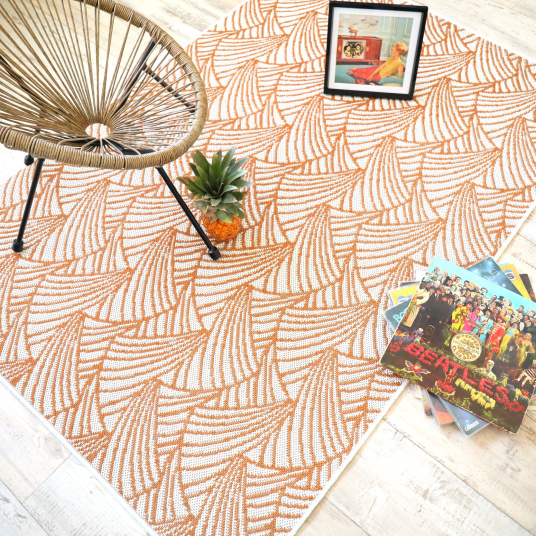 Tapis matière recyclée orange fumé - vue de loin