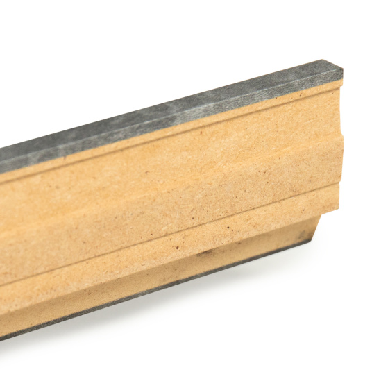 Face arrière de la plinthe pour stratifié Pierre Gris Titane avec zone pour passage de câbles