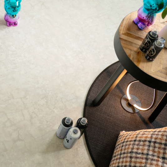 Revêtement PVC District NY blanc minéral, effet béton vieilli et décor atelier design