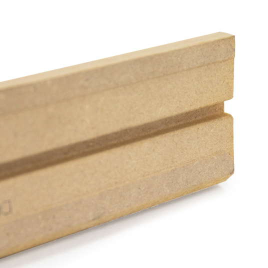 Arrière de la plinthe finition chêne brut avec zone de passage pour câbles