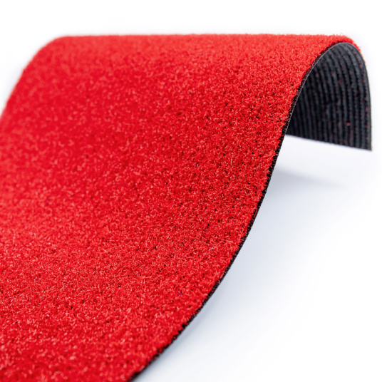 Gazon synthétique Event 8 mm rouge, classé Bfl-S1 et certifié GRS, impact visuel fort pour événements