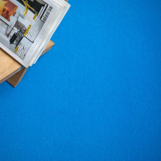 Moquette Orotex Revexpo Bleu clair aiguilletée velours ras pour stand professionnel