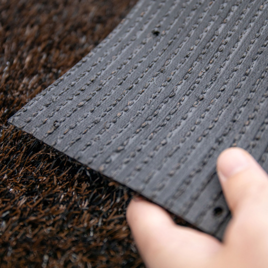 Détail technique du dossier du gazon synthétique Expo brun certifié GRS