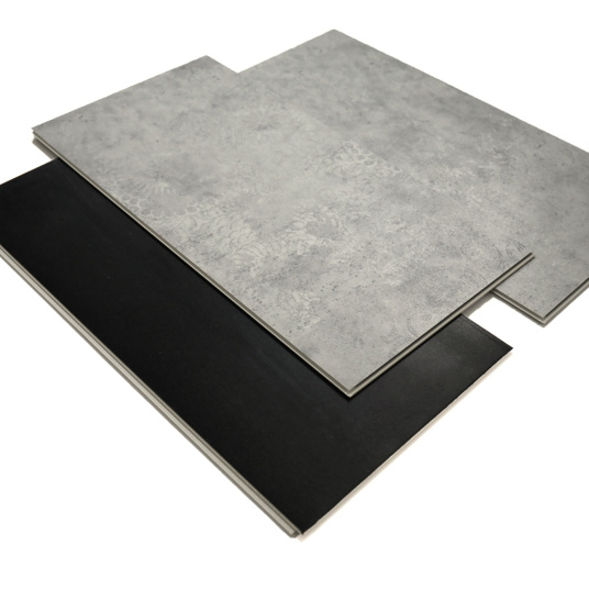 Dalle vinyle rigide Performance - Béton marqué, vue packshot des lames avec envers noir et système clic 5G