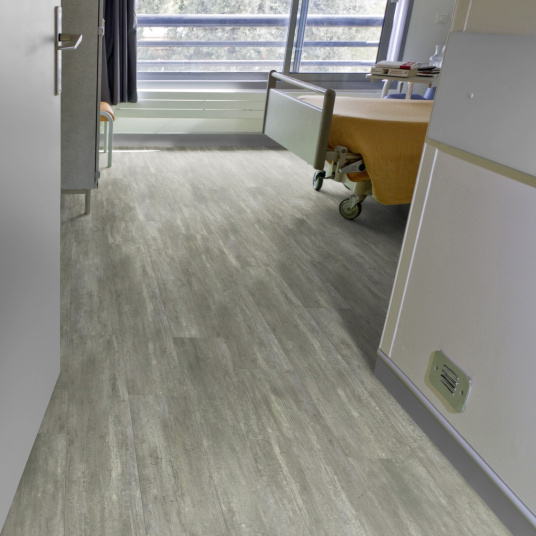 Rénovation d’une chambre avec la lame vinyle clipsable Gerflor Amador, classé UPEC