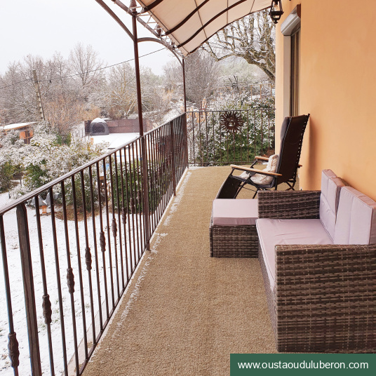 Gazon synthétique Arty beige installé sur balcon en hiver, ambiance cosy usage toute saison