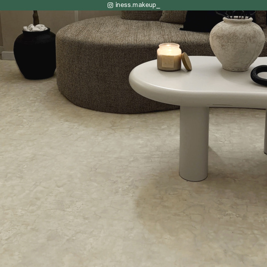 Sol vinyle District NY - Aspect béton vieilli - Blanc minéral dans un salon contemporain aux formes arrondies