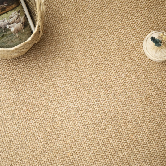 Ambiance détente sur le sol en sisal Tulum havane avec décoration naturelle