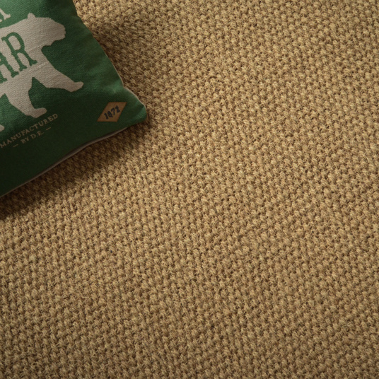 Tapis Coco Delhi panama, tissage en fibre de coco au coloris naturel avec coussin décoratif