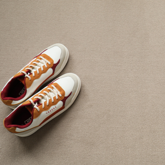 Moquette Saxony Sylon tendre muscade détail du sol textile avec accessoires décoratifs