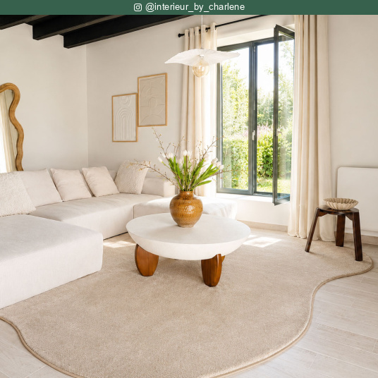 Tapis contemporain de forme organique Hypnose - Beige nude apportant des courbes douces à un décor aux lignes épurées