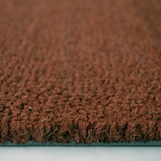 Gros plan sur la tranche du paillasson 17 mm Tapis brosse Coco Rouille