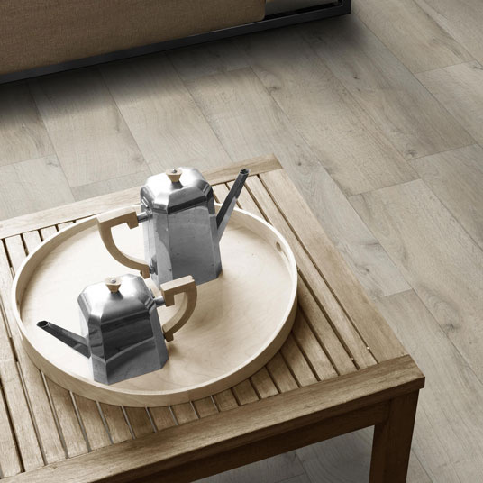 Sol PVC Premium Envers Textile - imitation Parquet grisé - Ambiance salon