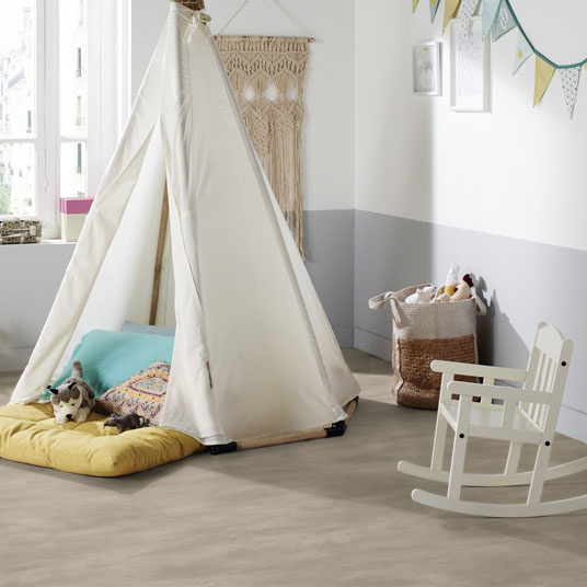 Ambiance douce et ludique avec revêtement PVC gris béton, parfait pour les petits