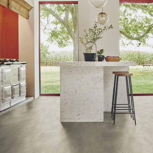 Cuisine moderne avec Sol PVC Premium - Béton ciré lissé - Gris et îlot terrazzo
