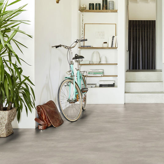 Entrée lumineuse avec le Sol PVC Premium - Béton ciré lissé - Gris et vélo rétro