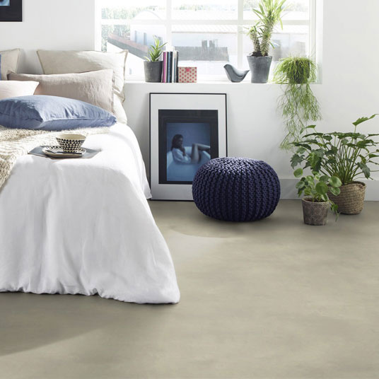 Sol PVC Premium Envers Textile - Béton ciré lissé - Gris clair - Ambiance salon