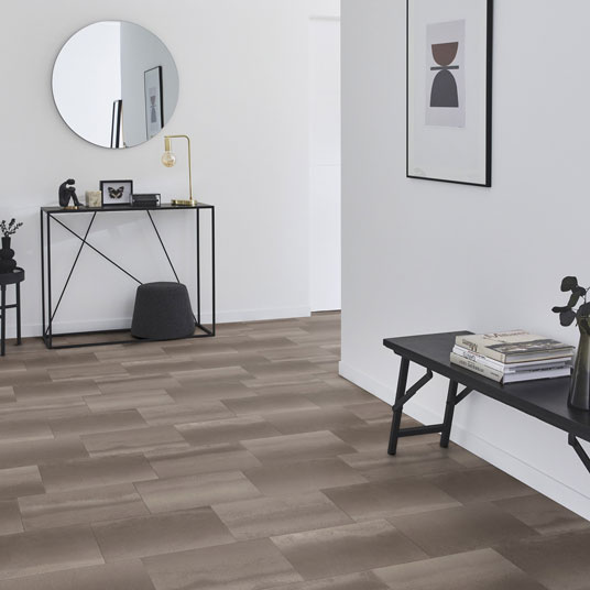 Sol PVC Best - Motif carrelage rectangulaire - Béton marron foncé - Pièce à vivre