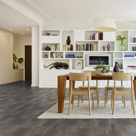 Sol PVC Best - Motif carrelage rectangulaire - Béton marron foncé - Salle à manger