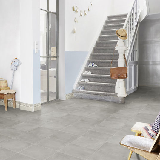 Sol PVC Sous Couche Textile - Carrelage aspect Béton - Gris - Couloir