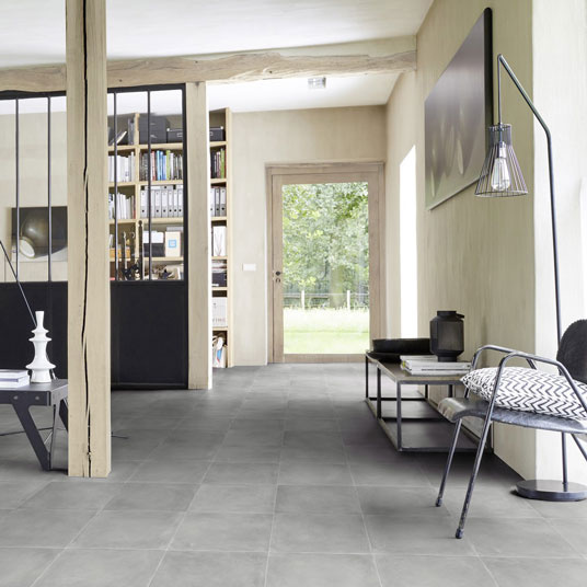 Sol PVC Sous Couche Textile - Carrelage aspect Béton - Gris - Salon