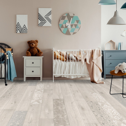 Sol Vinyle Textile - Relief 3D - Imprimé parquet clair effet pochoir volutes dans une chambre bébé cosy