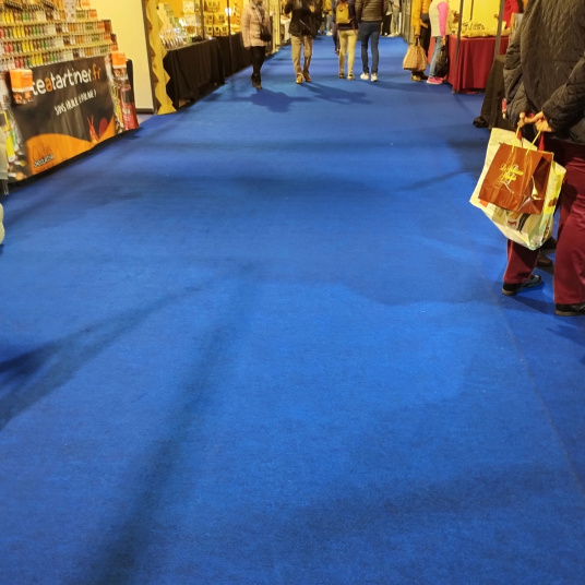 Revêtement événementiel Bleu électrique filmé Stand Event pour foire et exposition