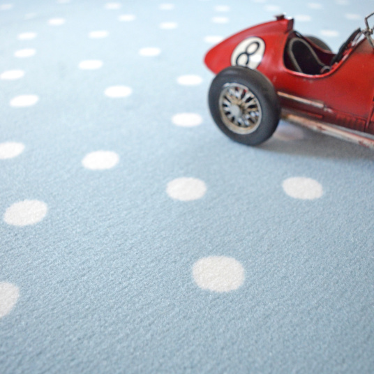 Détail moquette enfant bleue à pois, surface confortable