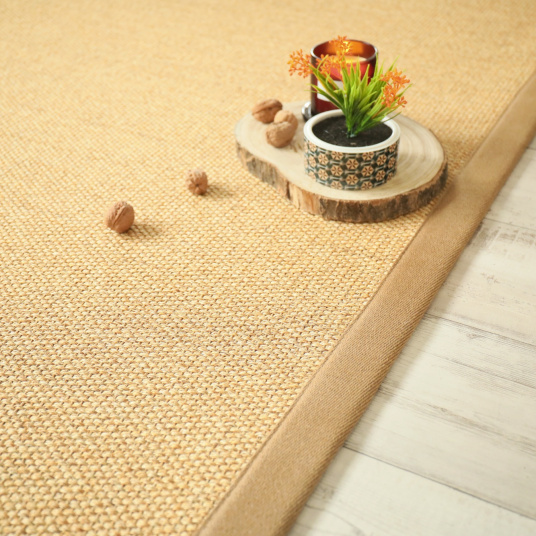 Tapis en sisal Tulum coloris miel avec ganse en lin camel, finition élégante et naturelle