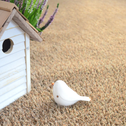 Détail du gazon Arty Couleur Beige 20mm, rendu naturel et uniforme