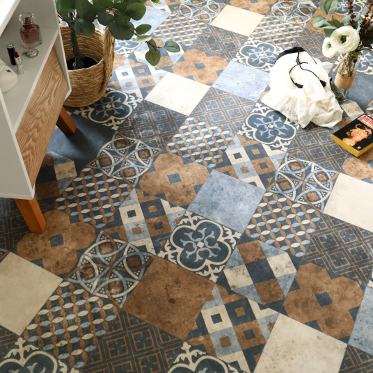 Sol PVC Sous Couche Textile - Carreaux Art Déco - Terre de Sienne et Bleu Gris - Vue de loin