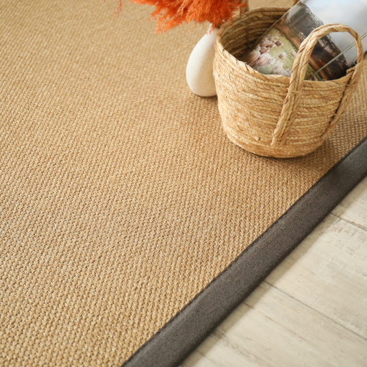 Tapis en sisal Tulum havane avec ganse chocolat, détail texture et panier déco