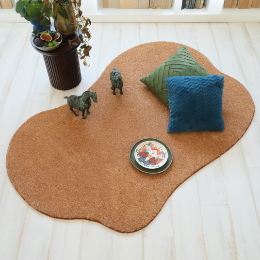 Tapis en matière recyclée de forme organique Re-life rouille terracotta