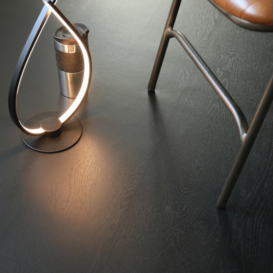 Revêtement Sol Vinyle Résistance Pro - Parquet bois vintage peint - Noir, surface texturée sous lumière chaude