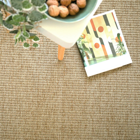 Tapis sur mesure Pilates beige naturel aspect coton avec plateau décoratif dans un salon lumineux