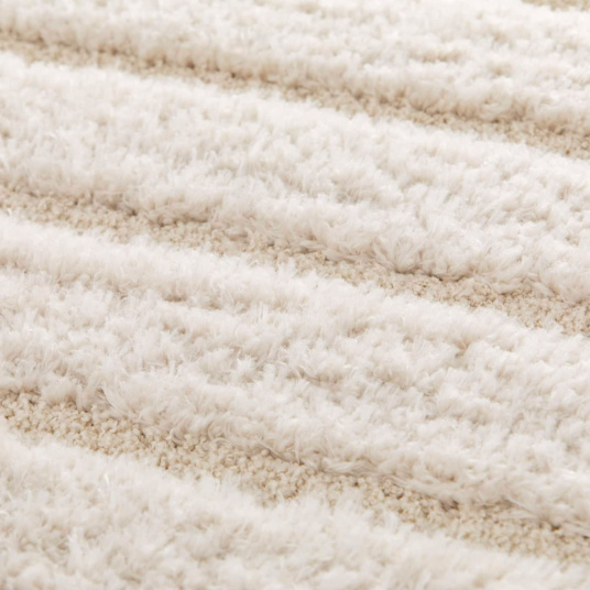 Gros plan sur le tapis Zig-Zag crème relief motif graphique contemporain