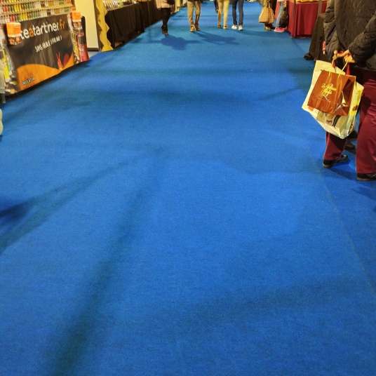 Sol Stand Event bleu azur pratique et antistatique pour espace d'exposition