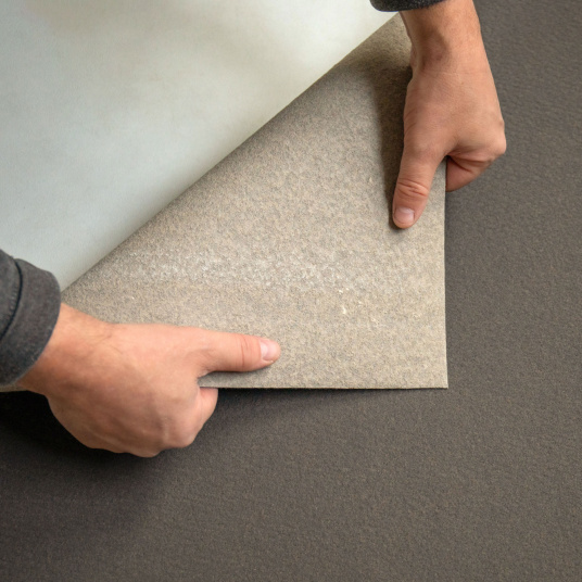 Verso de la moquette événementielle Stand Event taupe présenté retourné pour visualiser le dessous du revêtement