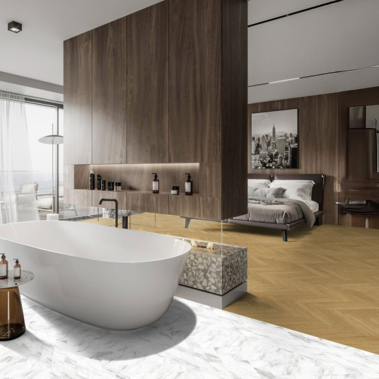 Lame vinyle - Gerflor Senso Unik HB - Madera miel dans une salle de bain avec baignoire îlot