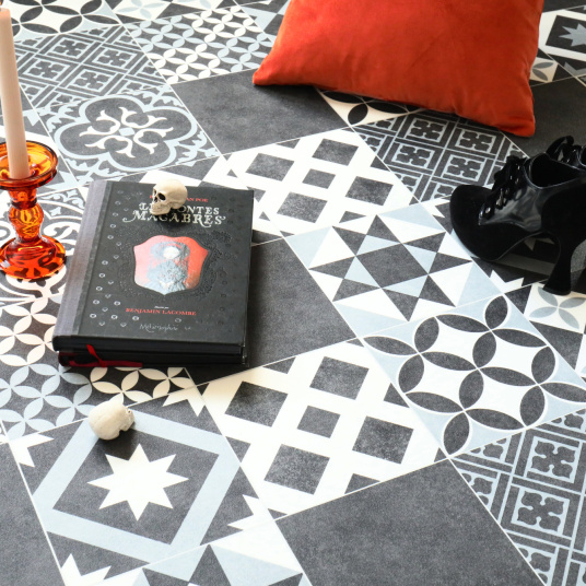 Gros plan lifestyle sur le sol vinyle à motifs Link Plus carreaux de ciment accessoires déco